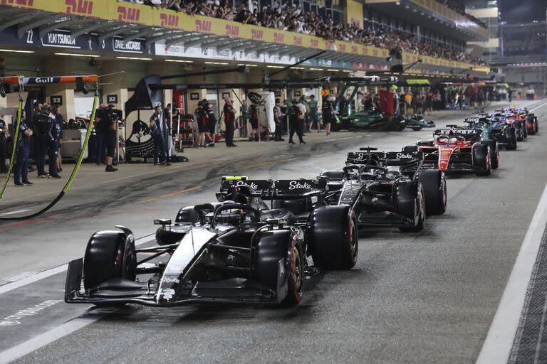 La salida de la calle de boxes de Yas Marina fue permanentemente una carrera aparte, con pilotos que querían salir primero al circuito 