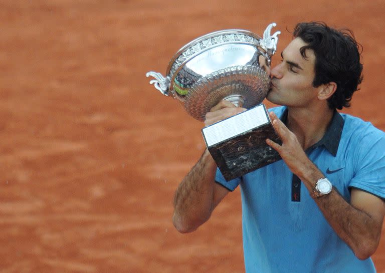 El 7 de junio de 2009, el suizo Roger Federer besa el trofeo después de ganar contra el jugador sueco Robin Soderling durante el último partido de tenis masculino del Abierto de Francia en el estadio Roland Garros en París. 