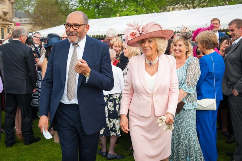 La reina Camilla con el diseñador Bruce Oldfield