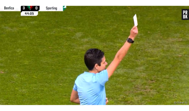 Foot: une première, l'arbitre sort un carton blanc