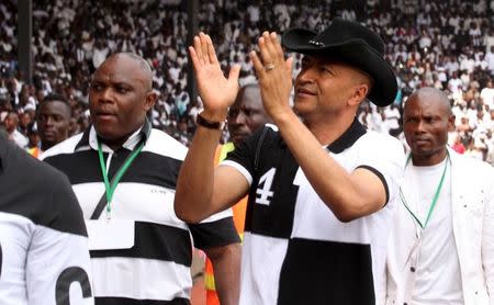 Moise Katumbi, governor of Democratic Republic of Congo's Katanga province, greets his supporters as he arrives to watch a soccer match between TP Mazembe and Sudanese team Al-Hilal in Katanga Mazembe in the Kamalondo suburb of Lubumbashi, October 4, 2015. REUTERS/Kenny Katombe