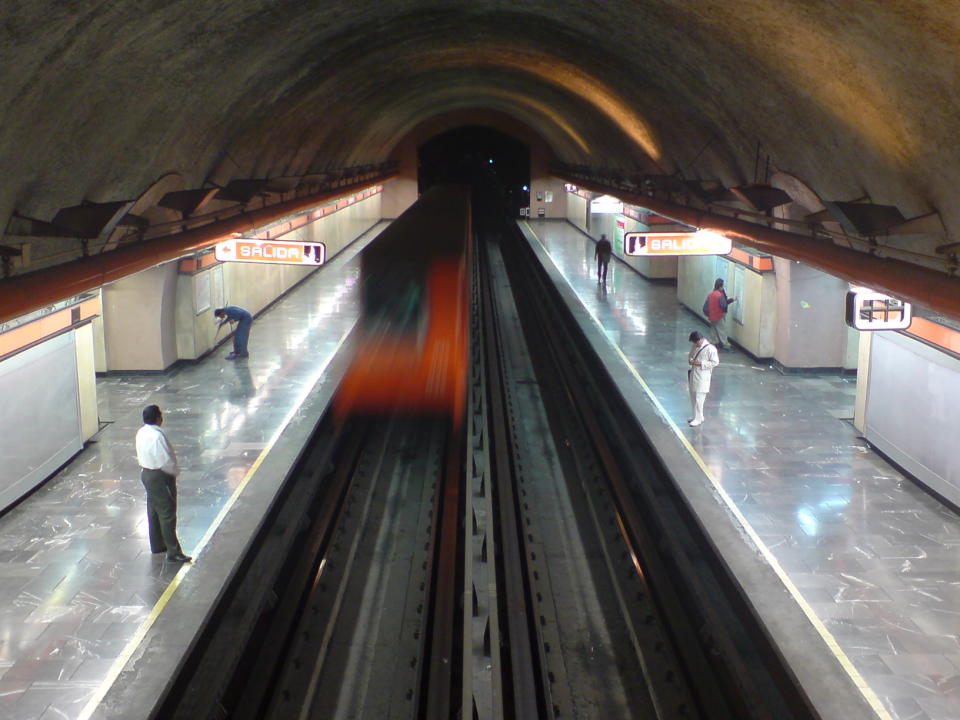 Una vista de la estación del metro Camarones, en la Ciudad de México. (Flickr/Luck Méndez)