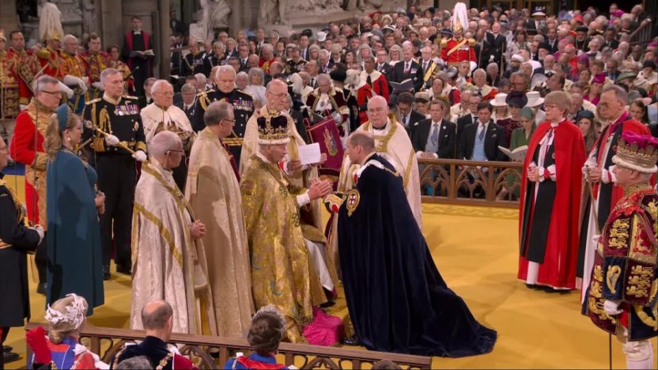 查爾斯三世（中左）6日舉行加冕典禮，威廉王子（中右）在父親面前屈膝下跪，宣誓對君主效忠。   圖：取自The Royal Family YouTube頻道網頁youtube.com
