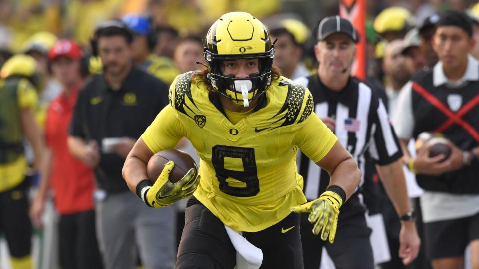 Oregon tight end Moliki Matavao runs the ball against Eastern Washington.