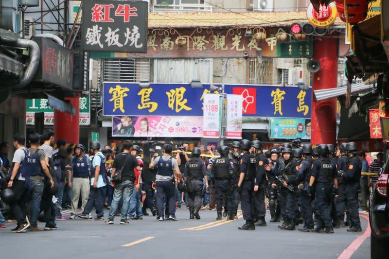 2017-04-30-中和劉邦誠等與警發生槍戰-警匪槍戰02-民眾提供