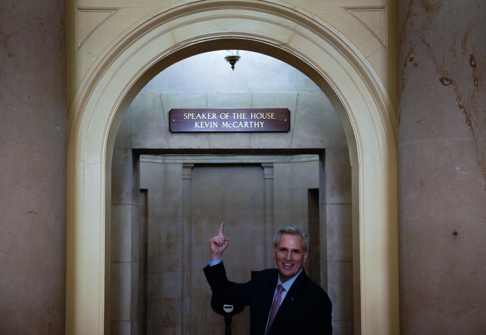 WASHINGTON, DC – 6. Januar: Der neu gewählte Sprecher des Repräsentantenhauses, Kevin McCarthy (R-Calif.), zeigt auf ein neu installiertes Schild über seinem Büro, nachdem er in 15 Wahlrunden im 118. Kongress gewählt wurde.  6. Januar 2023 im US-Kapitol in Washington DC.  Das Repräsentantenhaus trat am Freitagabend nach einer Vertagung vor einem vierten Abstimmungstag wieder zusammen, nachdem der gewählte Repräsentant Kevin McCarthy in drei Tagen in elf Abstimmungen nicht mehr als 218 Stimmen erhalten hatte.  (Foto von Elizabeth Frantz/Getty Images für die Washington Post)