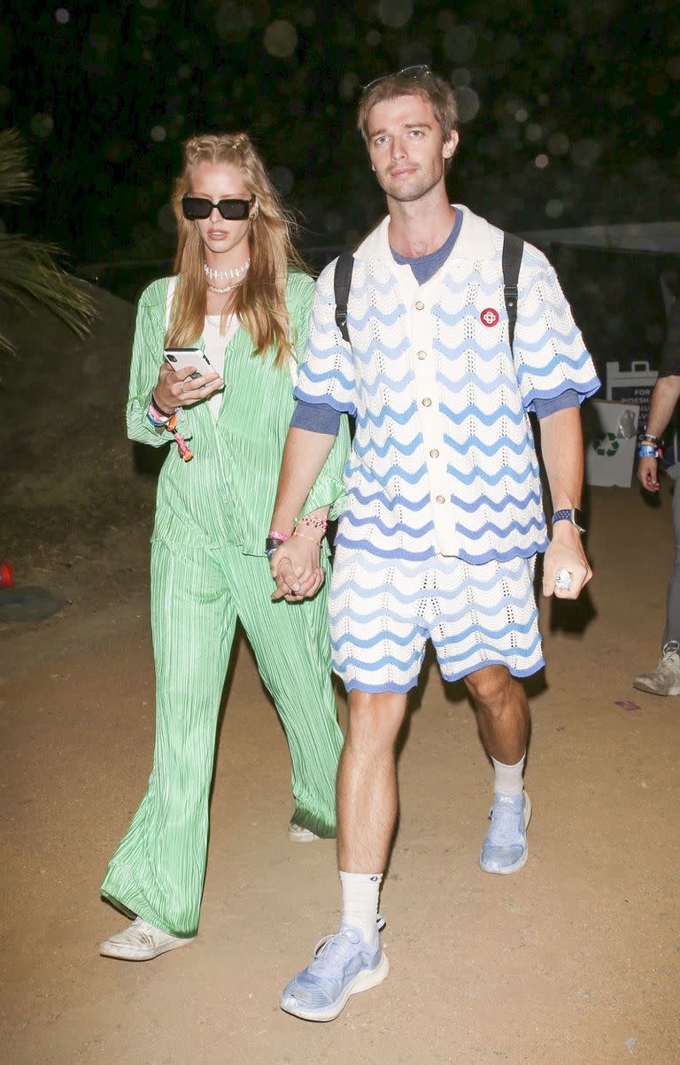 Patrick Schwarzenegger y su novia Abby Champion, de la mano, en el Neon Carnival de Coachella.