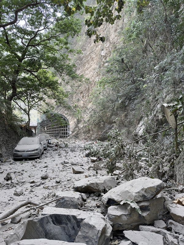 太魯閣燕子口震後落石不斷，有車輛遭砸中。民眾提供