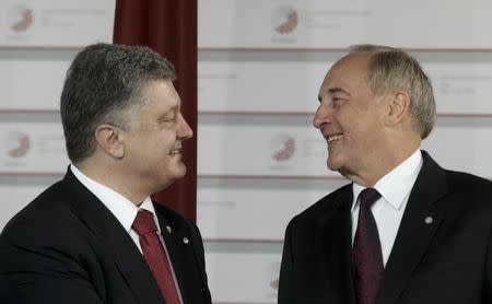 Latvian President Andris Berzins welcomes Ukraine's President Petro Poroshenko (L) at the Eastern Partnership Summit in Riga, Latvia, May 21, 2015. REUTERS/Ints Kalnins