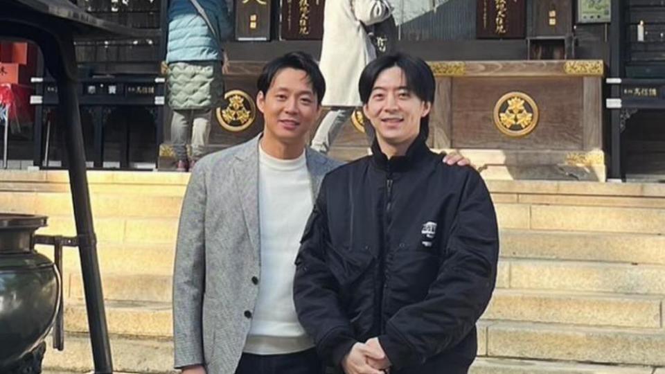 朴有天（左）曬出跟弟弟朴有煥在日本神社的合照。（圖／翻攝自朴有天IG）