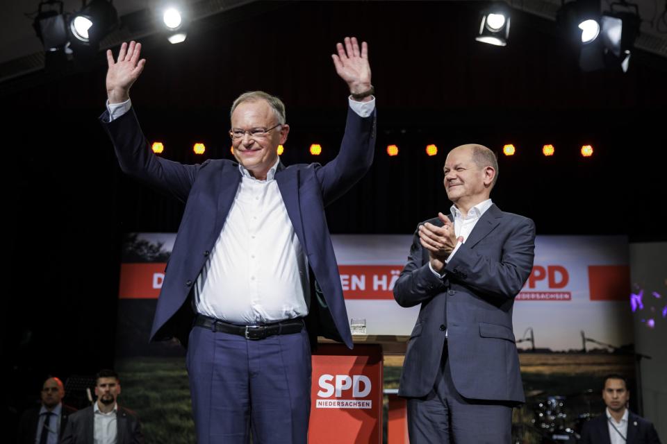 Schon bei seinem Wahlkampfauftakt mit Kanzler Olaf Scholz war Stephan Weil optimistisch. Nun ist er zum dritten Mal Ministerpräsident von Niedersachsen geworden. - Copyright: picture alliance / photothek | Janine Schmitz