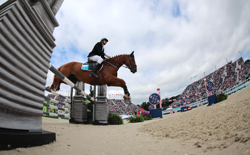 Olimpiade Paris 2024 - Pentathlon Modern - Pertunjukan Lompat Tali SF A Putra - Chateau de Versailles, Versailles, Prancis - 09 Agustus 2024. Georgiy Boroda-Dudochkin dari Kazakhstan menunggangi Falco d'Espoir saat beraksi. REUTERS/Zohra Bensemra