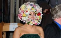 Apropos Hut: Eine der schrägsten Kopfbedeckungen trug Lady Gaga auf der Londoner Fashion Week 2012. Das ballartige Blumengebinde ist nichts für Allergiker. (Bild: Mike Marsland/WireImage/Getty Images)