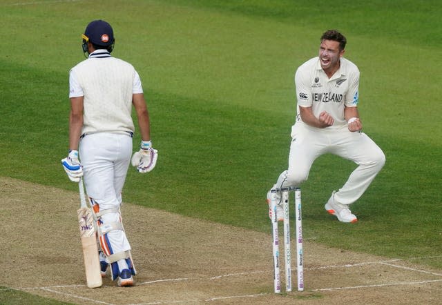 Tim Southee, right, celebrates the wicket of Shubman Gill