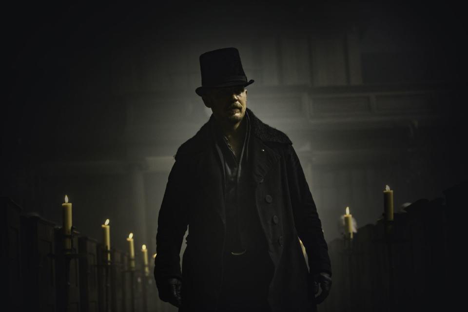 In "Taboo" fasziniert Tom Hardy als unergründlicher Irrer, der mit dunklen Mächten im Bunde steht. Sein James Delaney schreckt weder vor Mord noch instabilem Schießpulver zurück. Obendrein nimmt er es mit der englischen Krone und der allmächtigen East India Company auf - aus inzestuöser Liebe zu seiner Schwester und Aussicht auf unermesslichen Reichtum. Krasser Typ. (Bild: Amazon / Concorde)