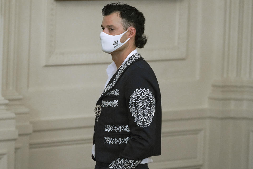 Joe Kelly, relevista de los Dodgers de Los Ángeles, viste una chaqueta de mariachi durante la visita del equipo a la Casa Blanca, el viernes 2 de julio de 2021 (AP Foto/Julio Cortez)