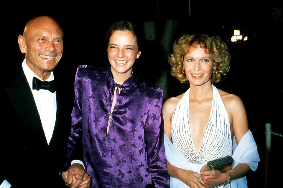 Absolut am Puls der Zeit befand sich Mia Farrow bei den Oscars 1979. Ganz lässig kombinierte sie eine weiße Chiffon-Stola zum weißen Neckholderkleid mit Glitzerakzenten am Oberteil. (Bild-Copyright: inter TOPICS/Globe Photos)