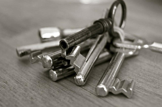 What is the best way to store bunches of keys? - How to store bunches of  keys