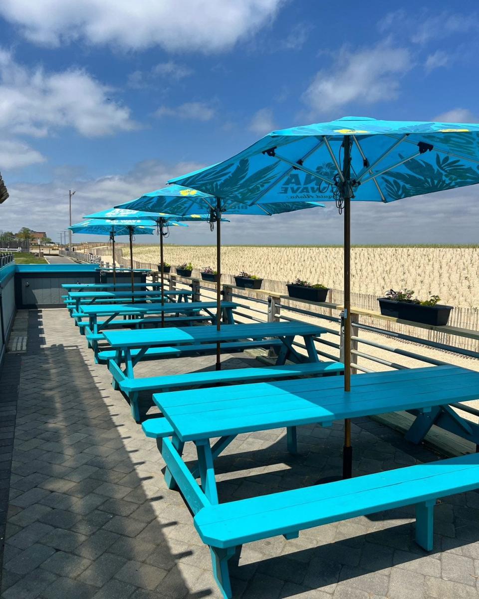 Outdoor dining at JakeABob's Bay in Union Beach.