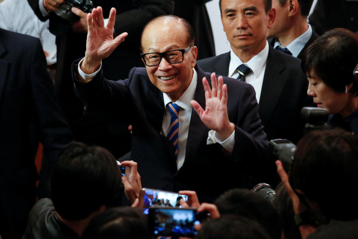 Hong Kong tycoon Li Ka-shing waves goodbye after announcing his retirement as the chairman of CK Hutchison Holdings Ltd at a news conference in Hong Kong, China March 16, 2018.  REUTERS/Bobby Yip