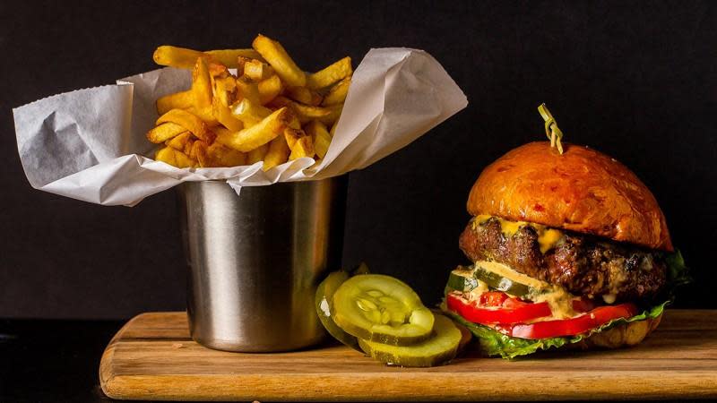 The Cooper serves a juicy burger in Palm Beach Gardens.