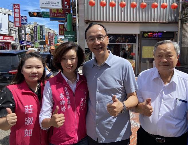 國民黨主席朱立倫（右2）今陪同宜蘭立委參選人黃琤婷（左2）至宜蘭市昭應宮媽祖廟上香，祈求選戰順利。（吳佩蓉攝）