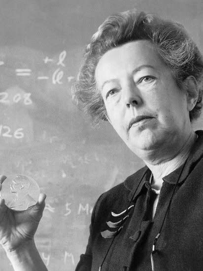 Maria Goeppert Mayer con la medalla del Nobel de Física