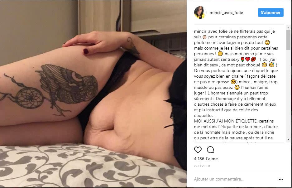 <p>“Avoir la forme et les formes” est la citation préférée de Cindy propriétaire du compte Instagram au nom évocateur <strong>@mincir_avec_folie</strong>. Cette jeune maman de plusieurs enfants a décidé d’accepter son corps post grossesse après avoir perdu 50 kilos. Pour elle, son corps est simplement le reflet de son histoire : “La mienne est longue, on y aperçois des cicatrices, celles qui ont donné la vie, des rondeurs, celles du bonheur, des petits plis, ceux du plaisir et de la gourmandise ! On y voit également des doutes, on peut y voir aussi des vagues d’amour et de tendresse”. Fière de son corps, de son ventre et de ses vergetures, Cindy affiche fièrement ce dernier à travers divers posts Instagram inspirants et déculpabilisants. “Cet été, je porterai des maillots deux pièces parce que je me sens tout à fait à l’aise et sexy comme ça” ajoute-elle. Son but ? Entraîner avec elle des dizaines d’autres mères de famille écrasées par l’insoutenable corps parfait d’après-grossesse et véhiculé par de nombreuses stars couchées sur papier glacé. D’ailleurs, elle n’hésite pas à clamer haut et fort son énergie positive : “une femme n’est pas seulement un corps, mais un esprit, une histoire qui mérite d’être entendue. Votre corps, votre histoire ! Personne n’a le droit de l’écrire pour vous”. Entendu ? </p>