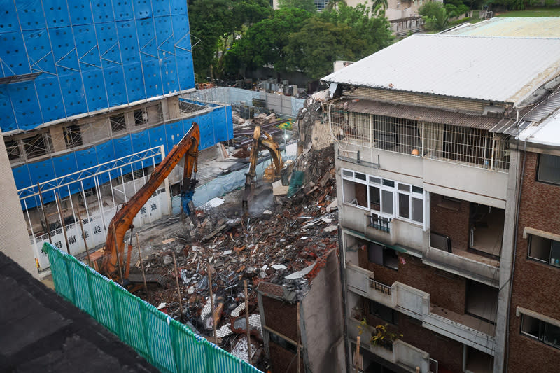 基泰建設施工不慎造成台北市大直街民宅下陷，執行拆除作業。（中央社資料照）