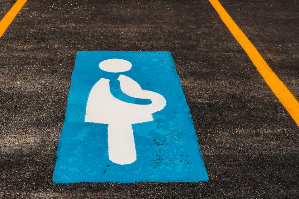 Exclusive parking space for pregnant women, with the paint on the lane in blue and white that symbolizes the person in this condition.