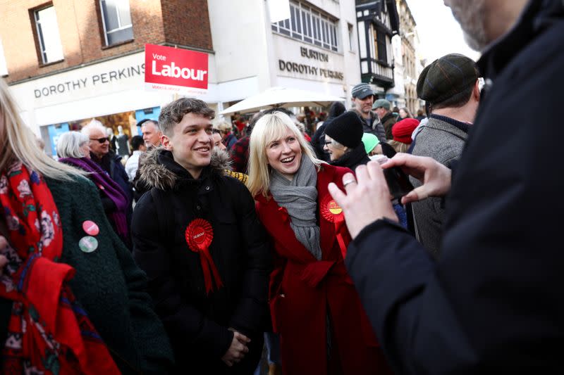 Rosie Duffield, la candidata del Partido Laborista para Canterbury, se reúne con activistas mientras asiste a una manifestación en Canterbury, Reino Unido, el 1 de diciembre de 2019