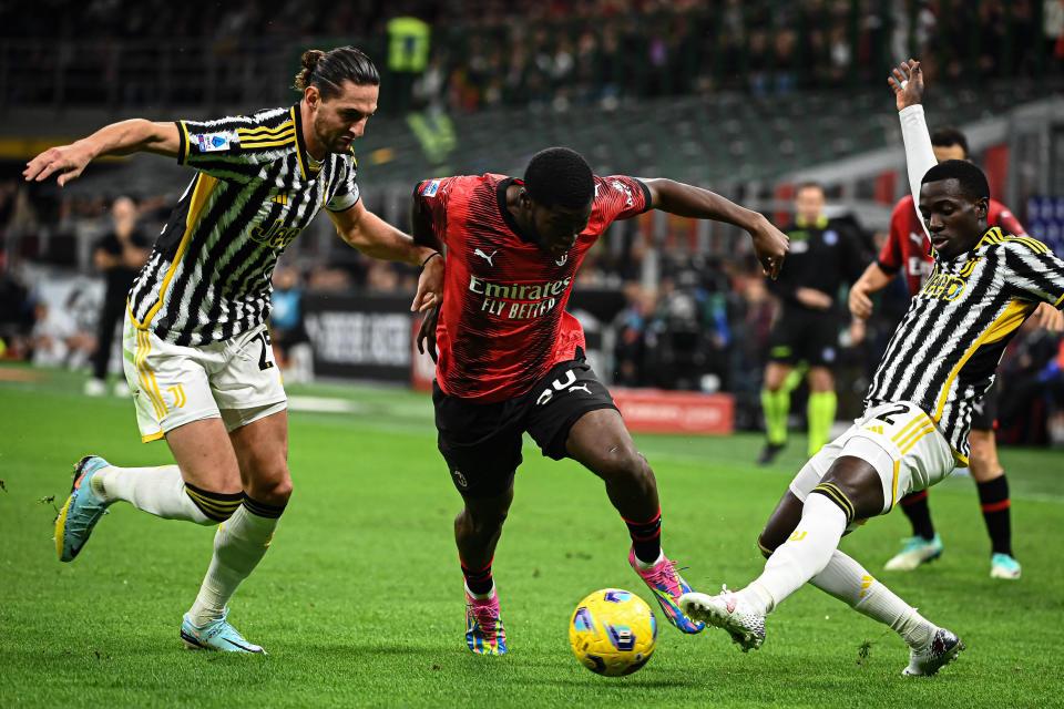 MILAN, ITALY - OCTOBER 22: Yunus Musah of AC Milan in action against Adrien Rabiot of Juventus FC and Timothy Weah of Juventus FC during the Italian Serie A football match AC Milan vs Juventus at San Siro Stadium in Milan, Italy on October 22, 2023. (Photo by Piero Cruciatti/Anadolu via Getty Images)