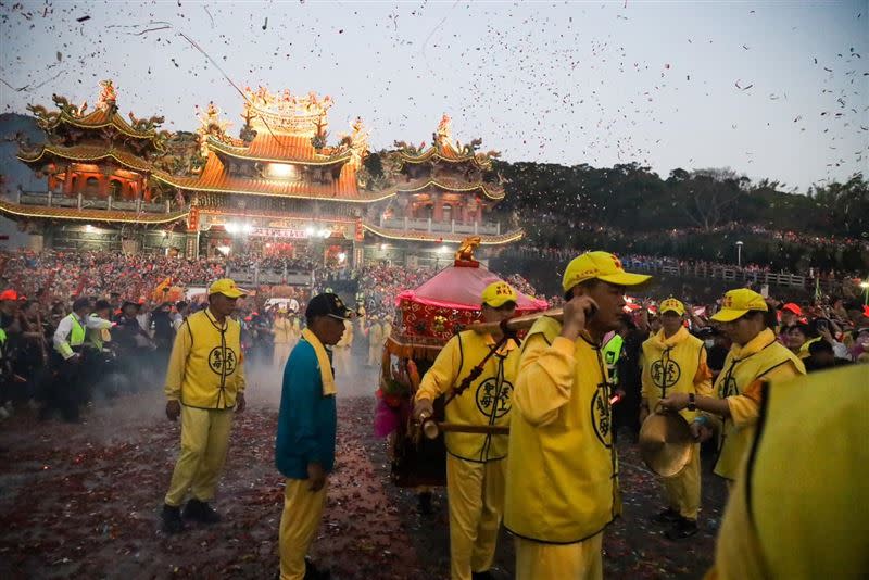 白沙屯媽祖昨晚駐駕通霄慈后宮，民眾熱烈迎接。（圖／翻攝自白沙屯拱天宮官方臉書）