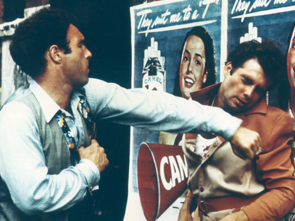 <p>Glück bringt Gianni Russo alias ‘Carlo Rizzi’ (rechts) die Verbindung mit ‘Connie’ nicht. Er hintergeht die ‘Corleones’ und lockt seinen Schwager ‘Sonny’ in die tödliche Falle. (Bild-Copyright: Moviestore Collection/REX/Shutterstock) </p>