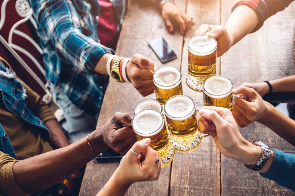 Die Temperaturen steigen und die Biergärten füllen sich – nur dürften Gäste mit steigenden Preisen für Bier rechnen. - Copyright: Kar-Tr/Getty Images