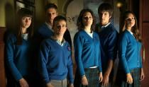 <p>Tras otros papeles pequeños, saltó a la fama, como decíamos, con ‘El internado’ (2007-2010), la mítica serie de misterio de Antena 3. Ana de Armas interpretaba a Carolina, una de las alumnas de Laguna Negra. Aquí la vemos junto a Martiño Rivas, Daniel Retuerta, Blanca Suárez, Yon González y Elena Furiase. (Foto: Atresmedia). </p>