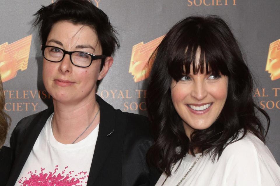 Former Great British Bake Off host Sue Perkins and her Naked Attraction presenter girlfriend Anna Richardson (PA)