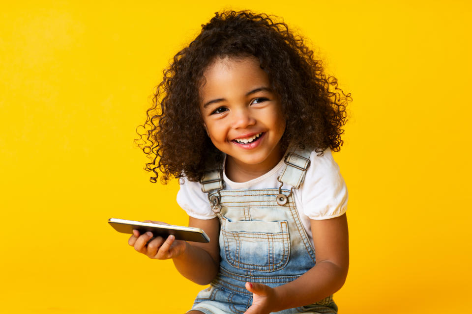 Experts say setting up phone dates with your child's friends can help solidify friendships. (Photo: Getty)