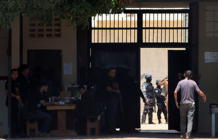 Riot police officers check inmates after clashing between rival criminal factions at a prison in Boa Vista, Brazil, October 17, 2016. REUTERS/JPavani