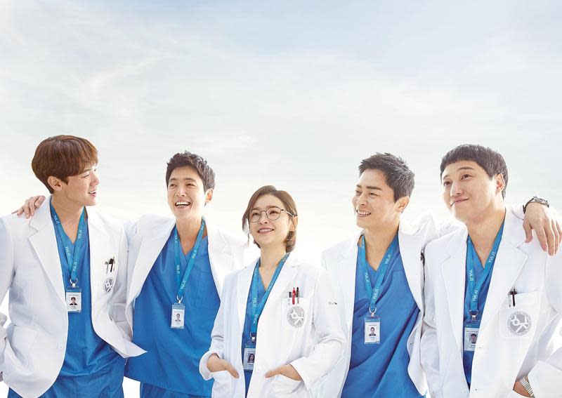 柳演錫（左起）、鄭敬淏、田美都、曹政奭、金大明主演的韓劇《機智醫生生活》第二季即將展開拍攝。（Netflix提供）