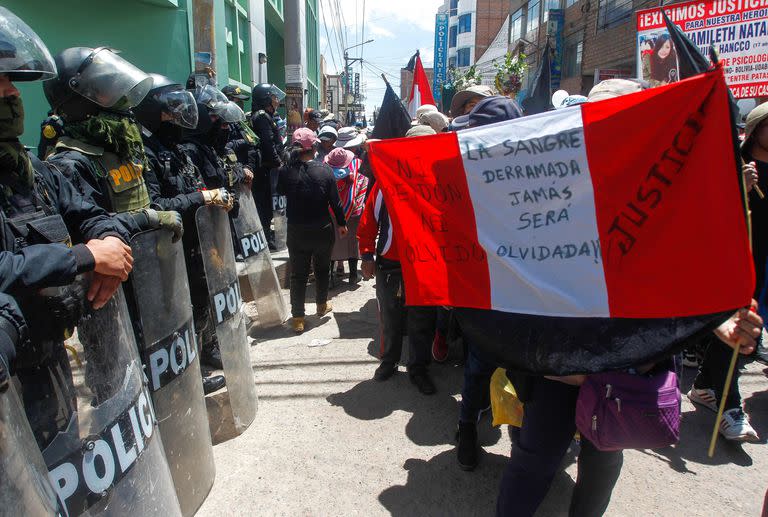 La represión policial de las protestas en Perú ya dejaron más de medio centenar de muertos (Photo by Juan Carlos CISNEROS / AFP)