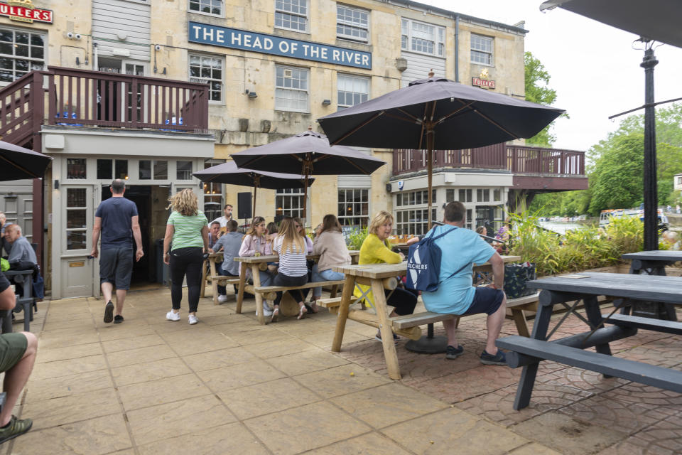 The Head of the River is a popular gastro pub set on the River Thames at Oxford, providing meals and accommodation. People sit and enjoy a drink with a view in the outdoor beer garden. Oxford, Oxfordshire, England, UK.