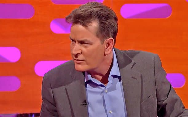 <p>Charlie Sheen hizo pública su postura sobre Trump en junio, y lo contó en <i>The Graham Norton Show</i>: “Estaba en una cena con mi ex esposa, Brooke [Mueller], y su familia, y hacia la mitad de la noche me di vuelta y lo vi a Donald mirando mi reloj. Me dijo: 'Quiero darle un regalo como un gesto mío y de Melania’ - y ella no dijo una palabra; ella es muy dulce y muy bonita, pero se quedó parada- y dijo: ” estos son de platino y diamantes de Harry Winston 'y se quitó unos gemelos y me los dio … Alrededor de unos seis meses más tarde, había en casa una joyera haciendo una transacción. Ella tomó el regalo, pasó unos cuatro segundos, y los alejó - al igual que hacen las personas con Trump - y dijo: 'En su mejor momento, fueron de estaño barato y zirconios malos. Y están sellados con la palabra Trump”. Yo pensé: ¿Qué dice todo esto sobre ese hombre que dijo que era un gran regalo de bodas y daba en realidad una bolsa de caca de perro?”.</p>