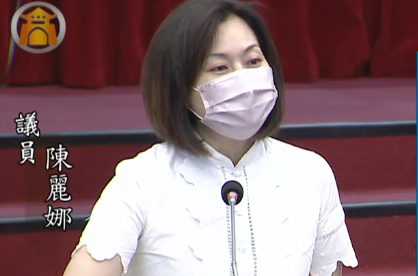 高雄市議員陳麗娜議會質詢指出，近年高雄房價、租金高漲，市民對市府大量興辦社宅樂觀其成，呼籲市府勿因選舉對建設進度打模糊戰，應完整向市民交代。（記者吳文欽攝）