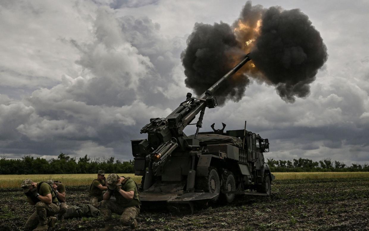 Ukrainian servicemen fire with a French self-propelled 155 mm/52-calibre gun Caesar towards Russian positions at a front line in the eastern Ukrainian region of Donbas - ARIS MESSINIS/AFP