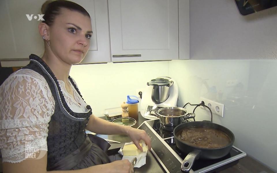 Bei den Rouladen gerät Steffi am Herd unter Stress. 
 (Bild: RTL)