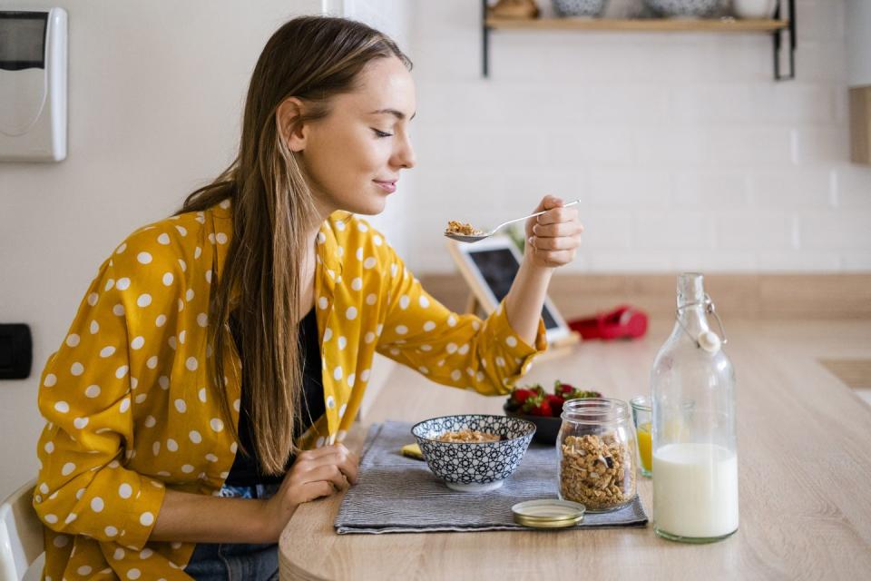<p>Rather than scarfing down meals, make a point of chewing each bite at least 10 times before swallowing. "The body has to work overtime to break down food in the stomach and intestines, which can lead to major <a href="https://www.goodhousekeeping.com/health/diet-nutrition/a32078/gas-and-indigestion-causes/" rel="nofollow noopener" target="_blank" data-ylk="slk:gas and indigestion;elm:context_link;itc:0;sec:content-canvas" class="link ">gas and indigestion</a>," says <a href="https://go.redirectingat.com?id=74968X1596630&url=https%3A%2F%2Fwww.linkedin.com%2Fin%2Fjudithreichman%2F&sref=https%3A%2F%2Fwww.goodhousekeeping.com%2Fhealth%2Fdiet-nutrition%2Fadvice%2Fg1470%2Fflat-belly%2F" rel="nofollow noopener" target="_blank" data-ylk="slk:Judith Reichman, M.D.;elm:context_link;itc:0;sec:content-canvas" class="link ">Judith Reichman, M.D.</a>, a professor of obstetrics and gynecology at the University of California, Los Angeles. Plus, when you eat fast, you're more prone to swallowing air. To make slowing down easier, try <a href="https://www.goodhousekeeping.com/health/diet-nutrition/a35421446/mindful-eating-guide/" rel="nofollow noopener" target="_blank" data-ylk="slk:eating mindfully;elm:context_link;itc:0;sec:content-canvas" class="link ">eating mindfully</a> and pay attention to the scents, textures and taste of every bite.</p>