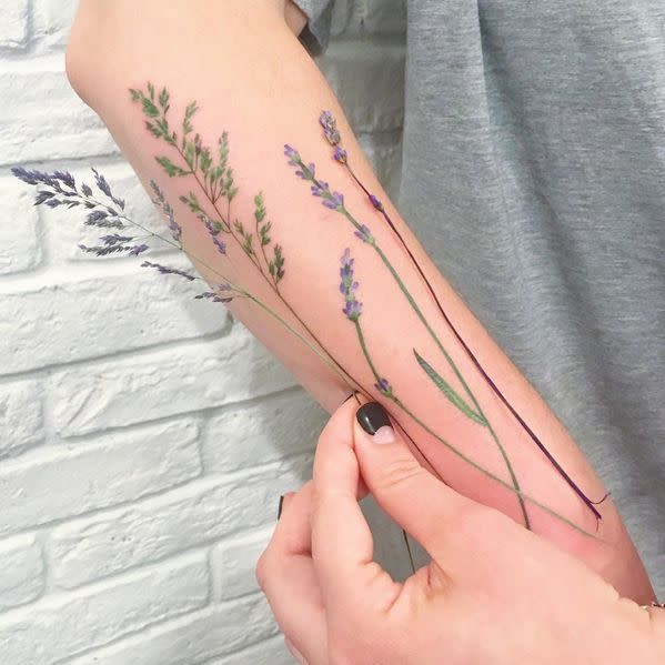 L'artiste utilise des pochoirs entièrement naturels afin de dessiner les tatouages.