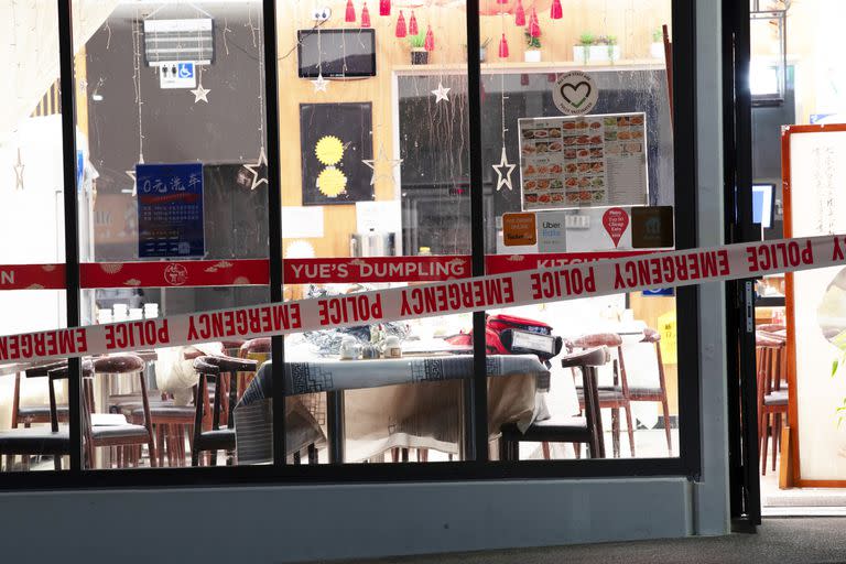 Cinta policial acordona un restaurante chino en Auckland, Nueva Zelanda, el martes 20 de junio de 2023, después de que un hombre con un hacha atacó a comensales allí la víspera. (Hayden Woodward/New Zealand Herald vía AP)