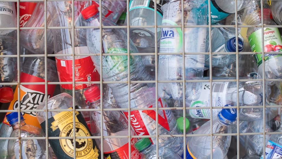 PET-Flaschen sollen künftig einen Mindestanteil an recyceltem Kunststoff enthalten.